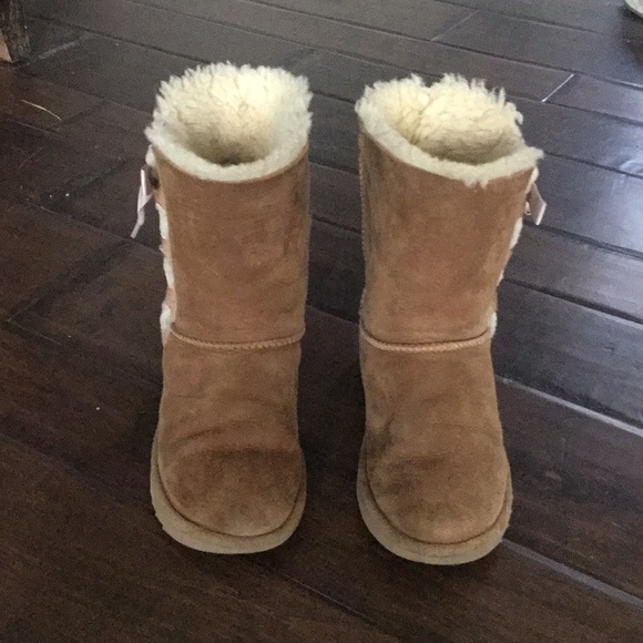 Uggs with cute bows on side - Picture 2 of 4